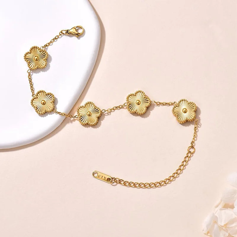 Lucky Clover Double-Sided Flower Bracelet – Elegance with a Touch of Fortune